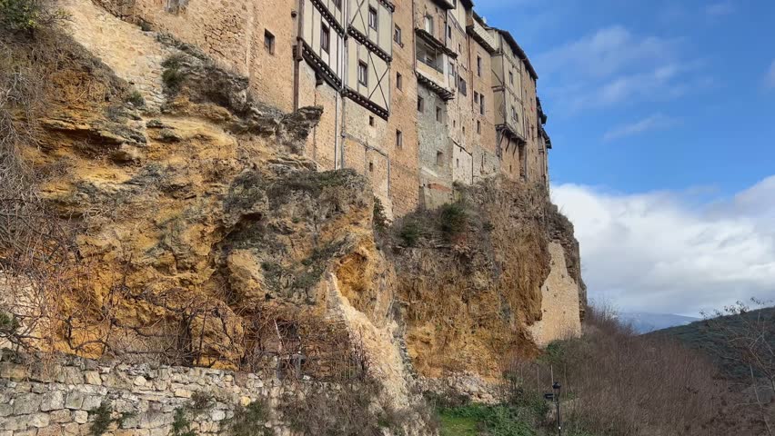 Tilt up of the hanging houses in Frías