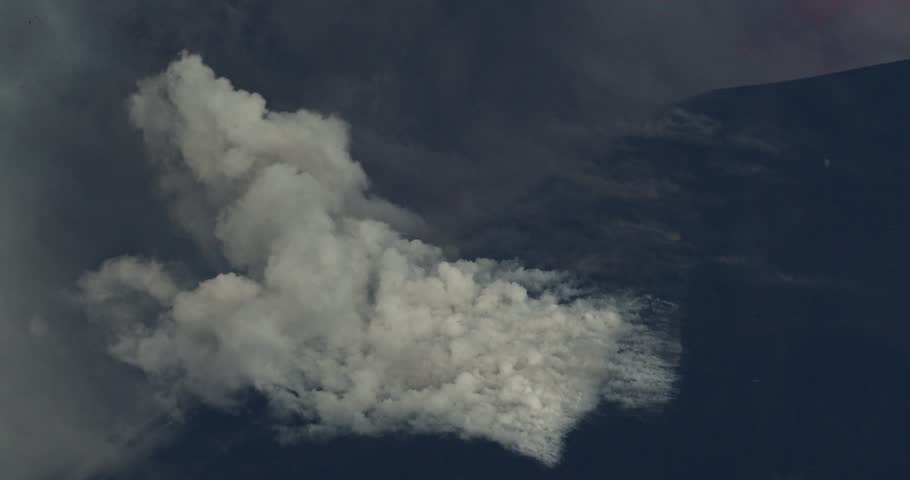 Violent eruptive activity from Etna. Gaseous emission on the flank of the southeast crater of Mount Etna