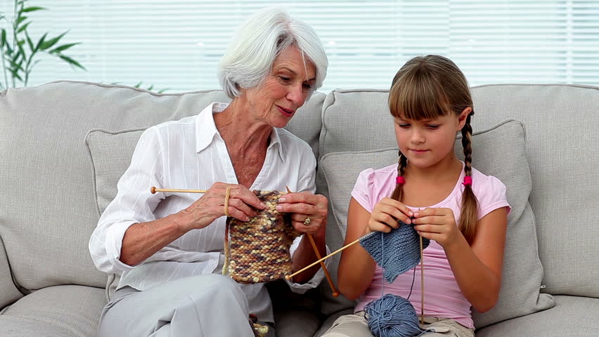 Caucasian Granny Teaching Her Granddaughter How: стоковое видео (без лиценз...
