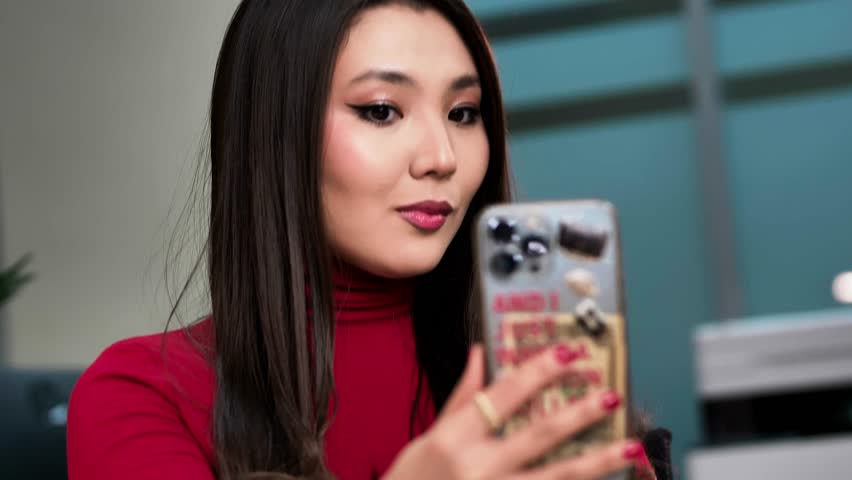 Close-up of a beautiful young woman posing for the camera after finishing her makeup, showing a polished, radiant, and elegant look.