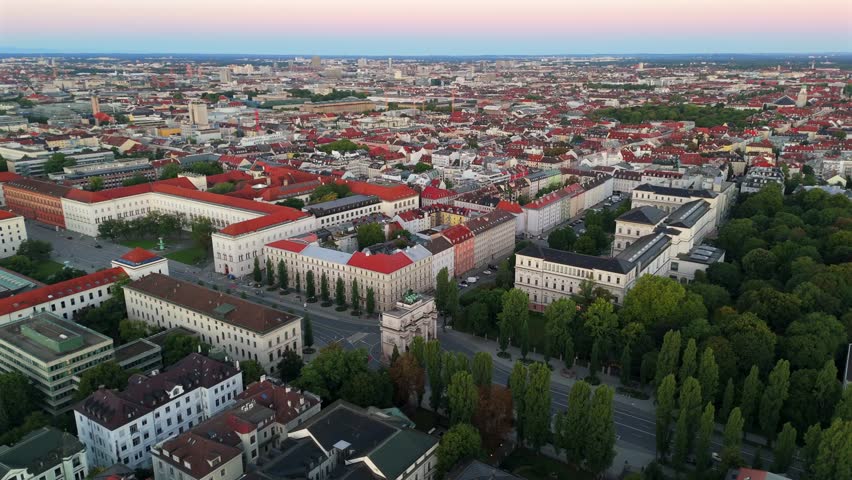 Aerial Ansicht des Siegestors in Muenchen, Triumphbogen, Bavaria mit Loewen, Ludwigstrasse, Leopoldstrasse, historisches Stadtzentrum, optimal fuer Luftaufnahmen, Reise- und Architekturvideos
