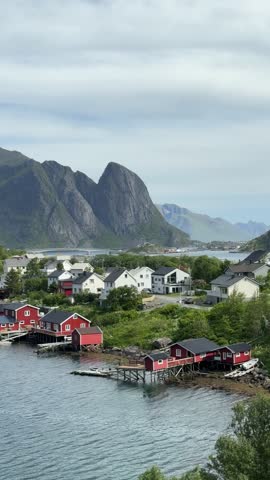 Reine, in the beautiful Lofoten Islands, offers stunning mountains and clear waters, ideal for travel lovers and nature enthusiasts seeking adventure and breathtaking beauty