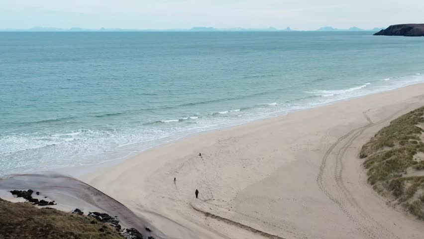 Drone shot panning along the horizon over Traigh Mhor beach on the Hebrides.