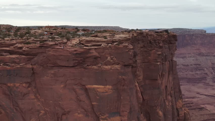 A drone view panning along a sheer cliff at Dead Horse State Park, Utah.