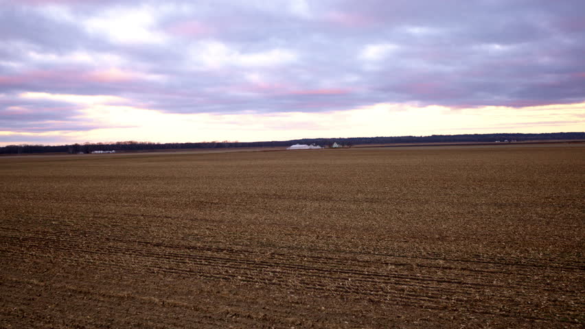 Drone footage showing the scale of farmland in central Illinois