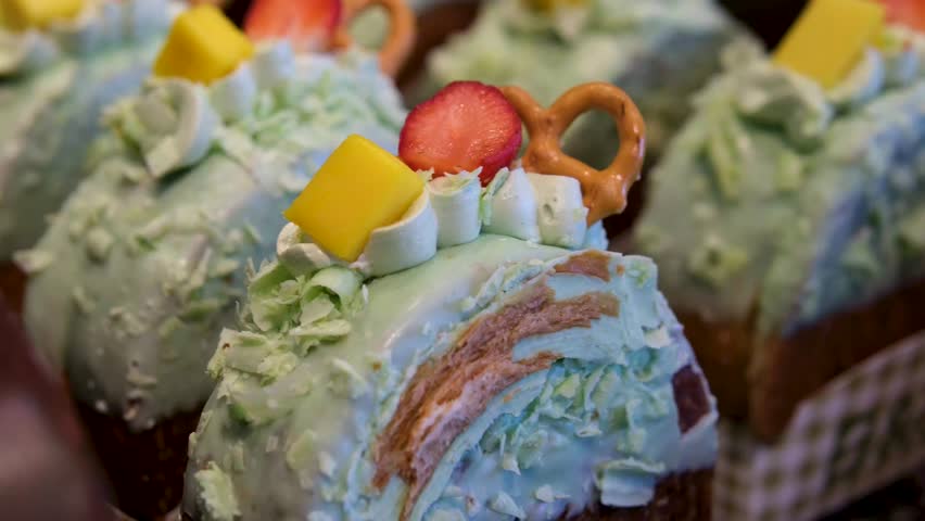 strawberry mango pretzel cake Decorate lemon cupcakes with mint cream multi-colored sugar sprinkle. Close-up 