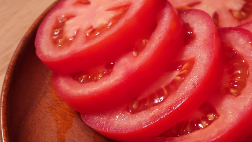 Close-up of a sliced ​​tomato.