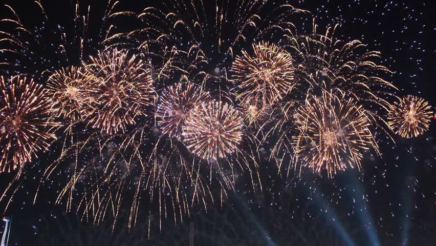 Fireworks roaring over the city, a true stunna view with audio.