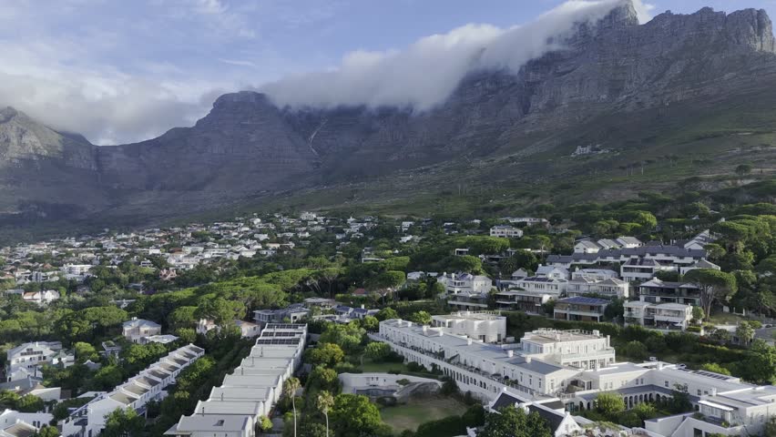 Drone flies backwards from Table Mountain and Devil