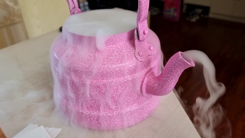 Thanks to the combination of dry ice and water, steam comes out of the kettle.