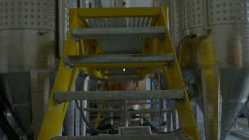 Central blue HUD icon appearing on yellow ladder, starting nodes spreading, showing asset network. Platform, tanks, facility, piping, connectivity, overlay, visualization