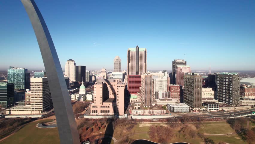 Fantastic 4K aerial of St. Louis skyline with Gateway Arch in foreground.