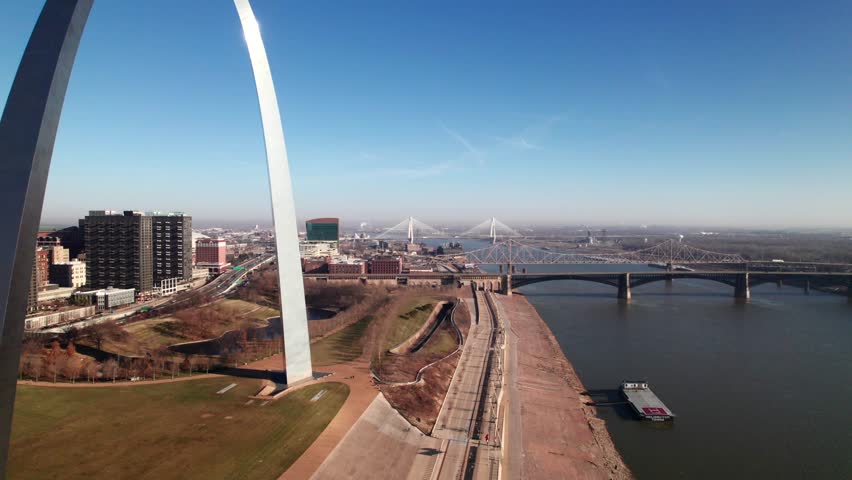 Mississippi River at the Gateway Arch in St. Louis, MI, 4K aerial