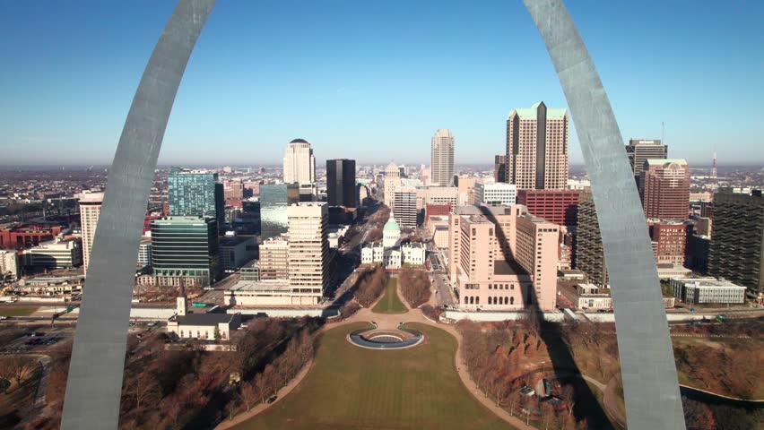 Gateway Arch, St. Louis. Panoramic aerial close-up view, 4K