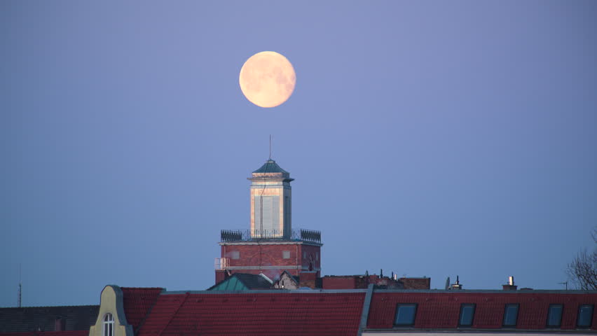 full moon over buildings in morning light4K