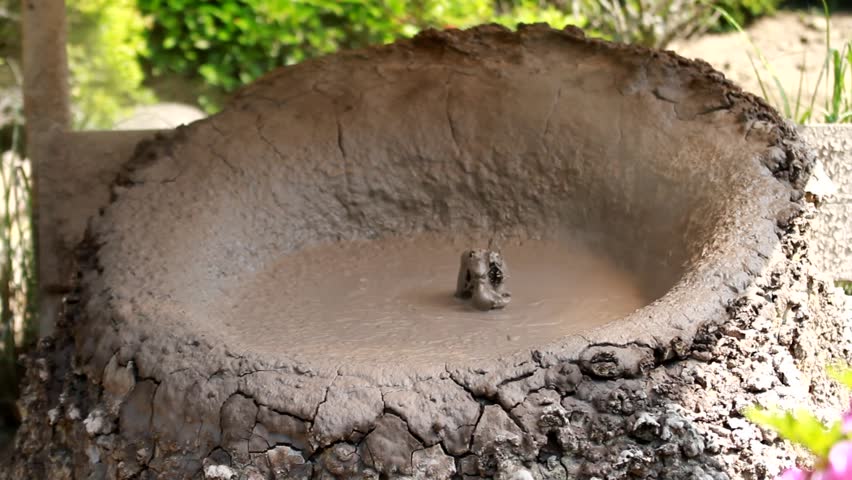 Mud begins to spring?(In the Oita Prefecture of Japan, Mud Hell?
