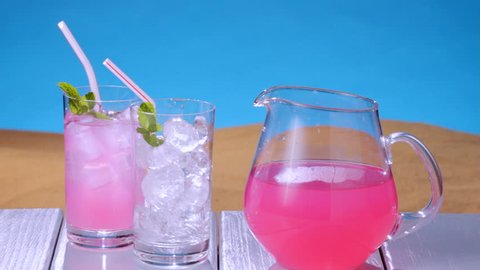 Cool, refreshing raspberry lemonade Stockvideó