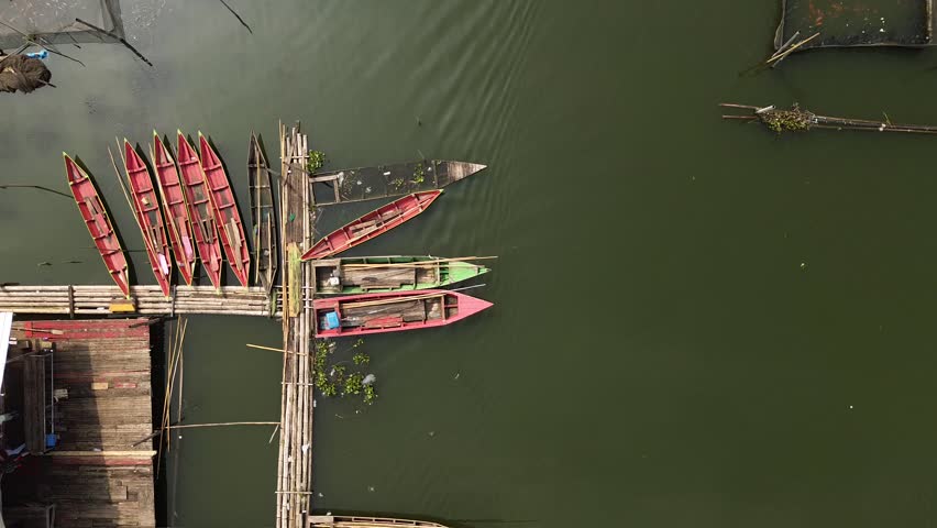 Salatiga Indonesia on marah 09, 2026. defocused: some of Red traditional boat park in front of floating house in the lake in Salatiga, Indonesia in the morning, photo with drone. Selektif focus