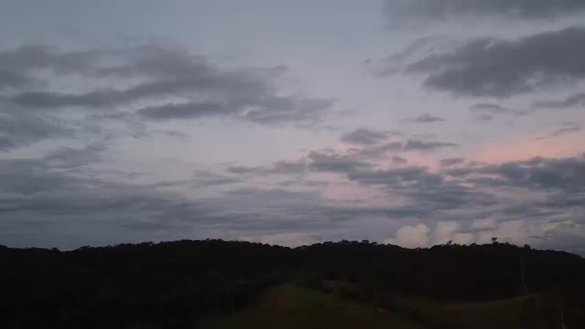 POR DO SOL 2 

Montanha e vegetação 