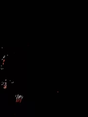 Night festival with flashes of multicolored fireworks for the Christmas season.Festival nocturno con destellos de fuegos artificiales multicolores para la temporada navideña.