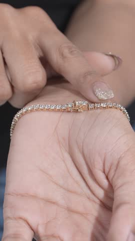 Diamond engagement ring video with beautyful model hand 