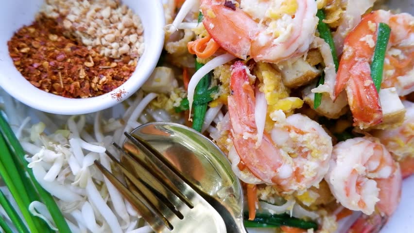 Delicious thai pad see ew with fresh shrimp and vegetables.