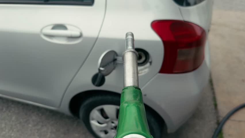 Refueling the car to a full tank to cope with the oil crisis due to the war