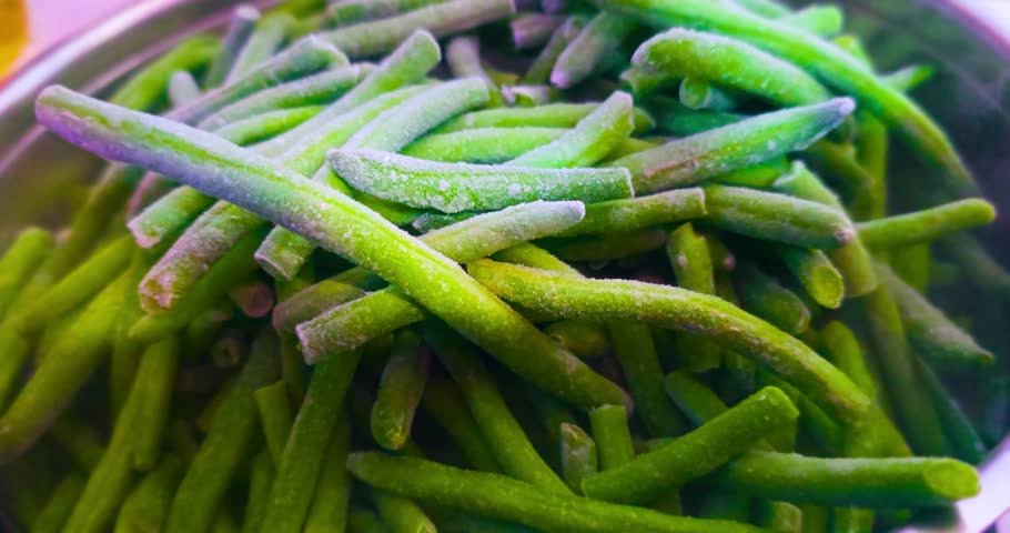 Green Beans on cast-iron frying pan