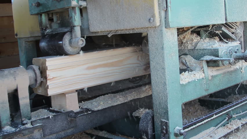 Wood forming machine forms the wood chip for house building