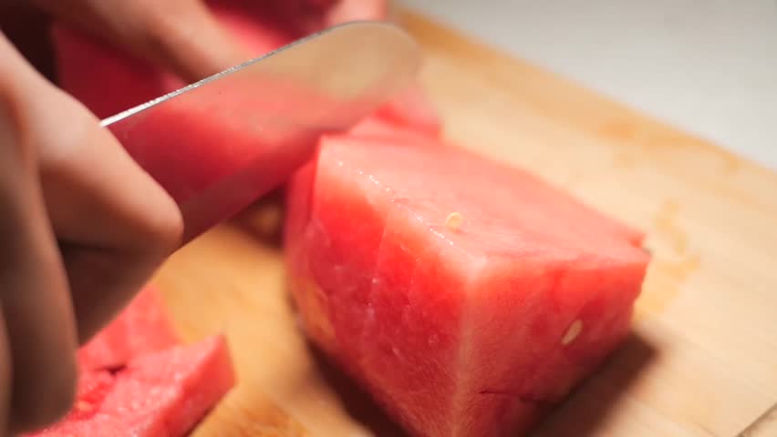 How to cut watermelon efficiently in the kitchen