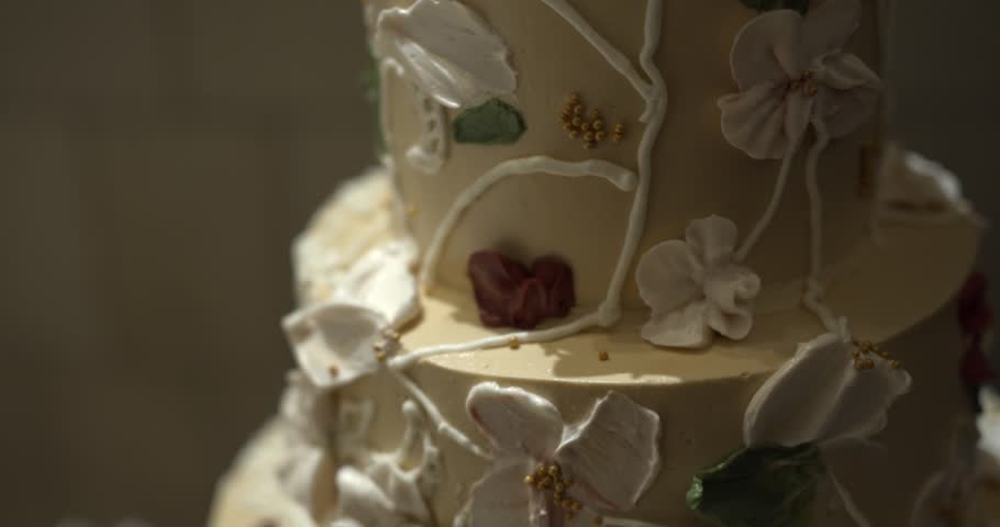 Close-up of a wedding cake mock-up at the Cincinnati Art Museum wedding