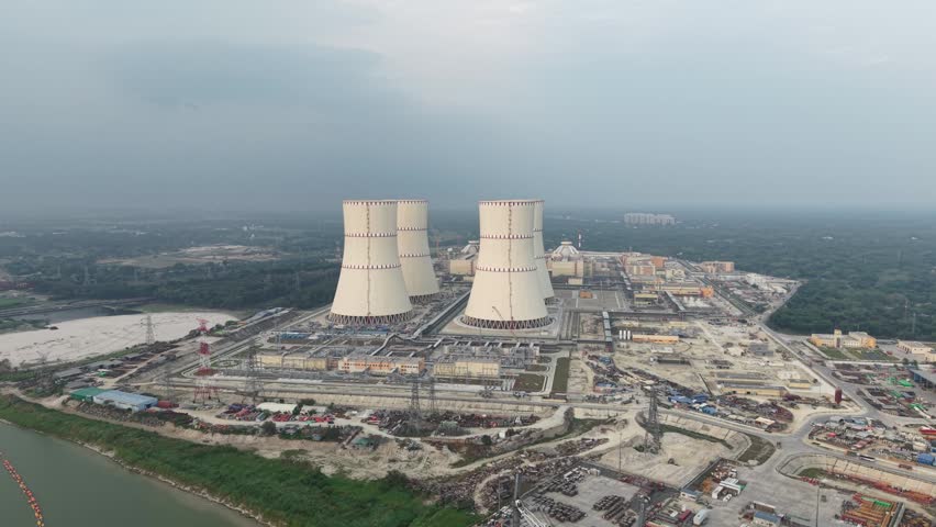 Nuclear power plant with cooling towers
