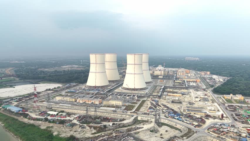 Nuclear power plant with cooling towers