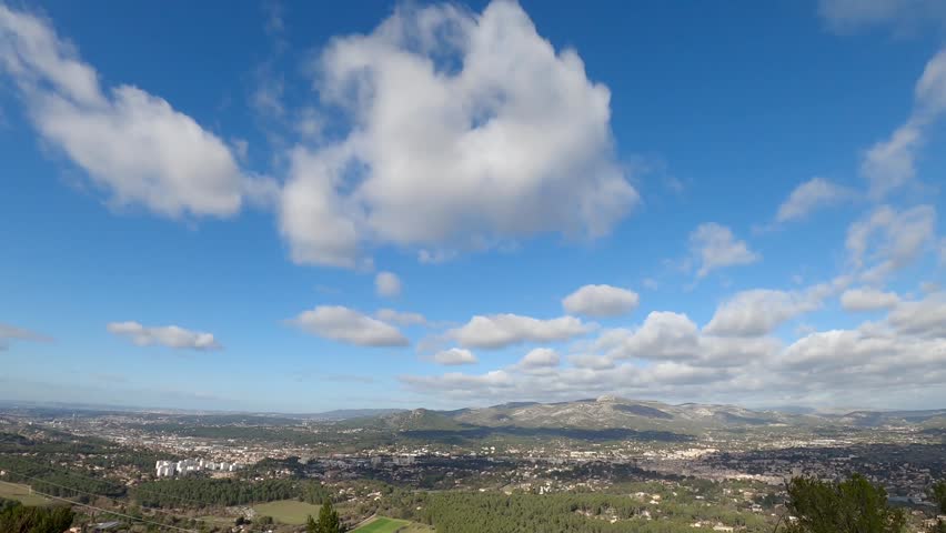 Timelapse - Nuages et vue sur Aubagne - Sud Est - France