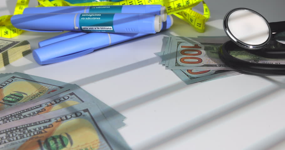 A slow tracking of GLP-1 pens with hundred dollar bills and tools. This visual captures the link between finance and modern weight loss medicine today. Includes Spanish text: "vía subcutánea" (subcutaneous) and "una vez a la semana" (once a week).
