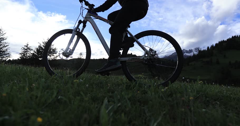 Riding mountain on the forest and grassland trail	