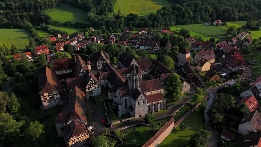  Luftaufnahme Historisches Ensemble aus Kloster und Schloss Bebenhausen bei Tuebingen in Baden-Wuerttemberg, mit barocken und gotischen Elementen, umgeben von gruener Natur. Bebenhusanum Coenobium