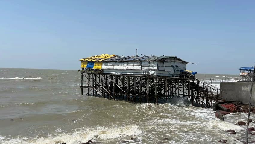 A rustic makeshift house built by local fishing families along the sandy sea shore of Mandarmani, a prominent beach destination in India. 