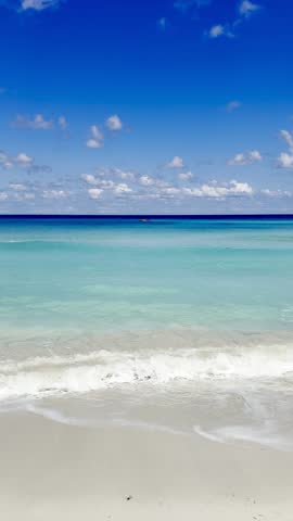 
Caribbean beach with blue sky. Holiday beach park video without a tourist area. Beach landscape. Wavy waves coming onto the sand. Vertical video especially for mobile devices. Varadero, Cuba
Categoría 1
