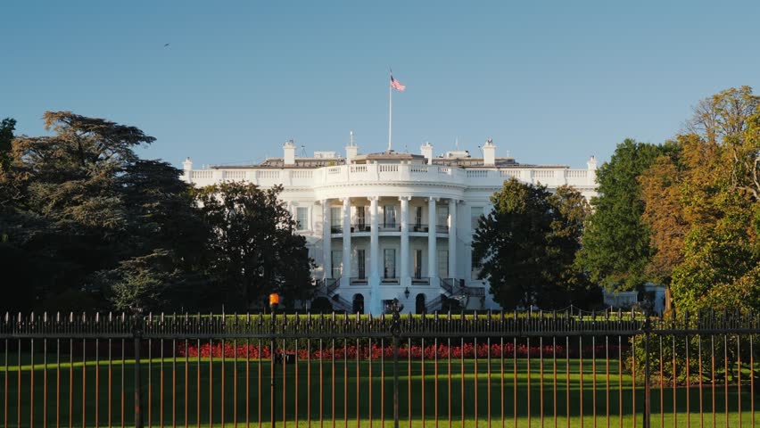 White House exterior view, national landmark, daytime.