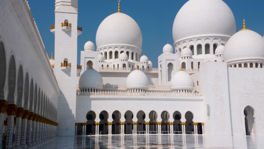 Horizontal panning of famous mosque in Abu Dhabi, United Arab Emirates.
