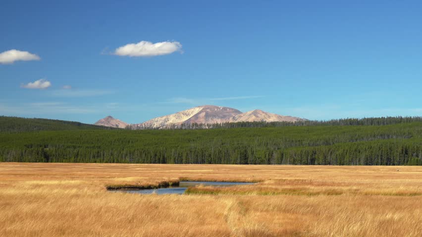 Yellowstone National Park open valley mountain plains roadtrip scenery landscape scenery Madison Norris Junction Wyoming Bighorn Pass Bunsen Peak Grizzly Lake Beaver Lake Fall Autumn sunny blue sky