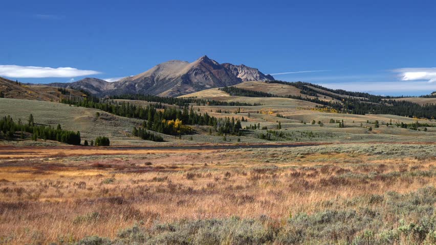 Yellowstone National Park open valley mountain plains nature landscape scenery Madison Norris Junction Wyoming Bighorn Pass Bunsen Peak Grizzly Lake Beaver Lake Fall Autumn sunny blue sky afternoon