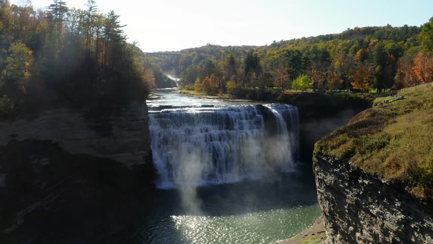 Middle Falls in Letchworth State Park in the autumn.