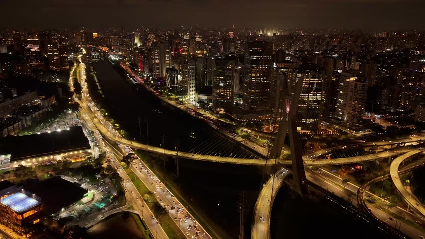 Timelapse video near Octávio Frias de Oliveira Bridge, the cable-stayed bridge over Marginal Pinheiros in São Paulo, with vehicle traffic, city lights and the illuminated skyline of Brazil’s largest metropolis