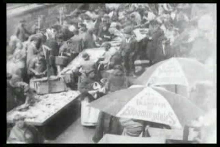 1900s - New York City ghetto fish market, 1903.