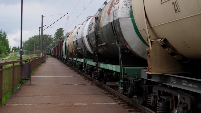 Transportation of oil and cargo by freight train in Russia is slow motion