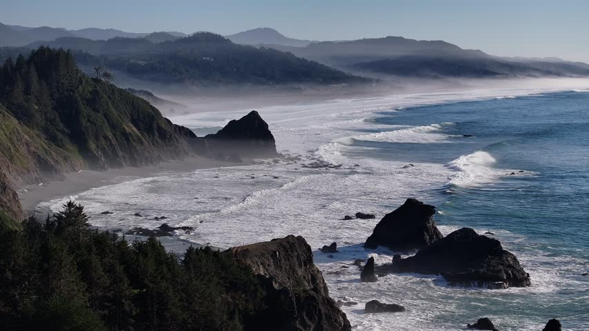 natural scenery of waves crashing against rocks Pacific coast of Oregon, USA