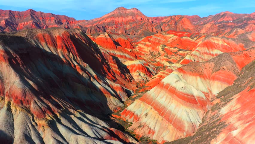 Tectonic movement, Uplift and erosion, Strata deformation, Geological timescale, Sedimentary layers, Folded rock beds, Natural sculpture by earth, Crustal movement痕迹, Millennial formation, Rock foldin
