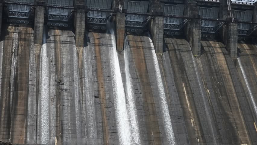 Dam water flow to the wall .